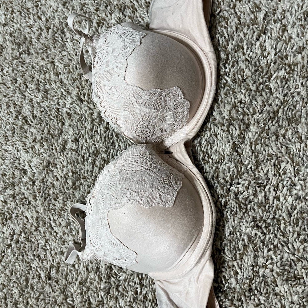 Maidenform Lace Accent Bra in Cream